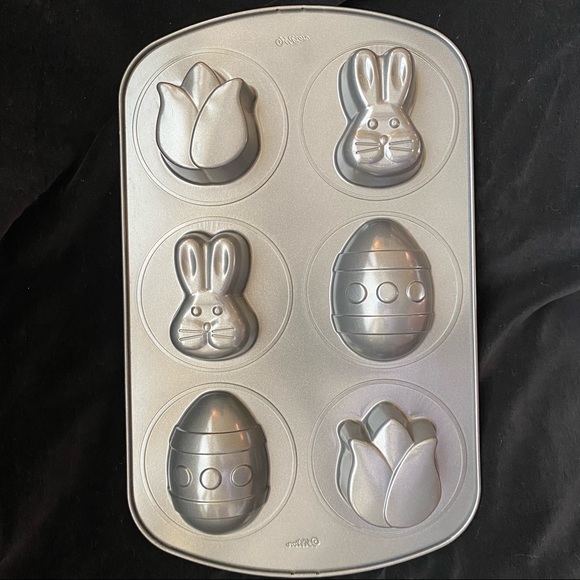 EUC Wilton Easter Mini Cake Pan. Metal cake pan makes 6 Mini Cakes - Picture 10 of 11